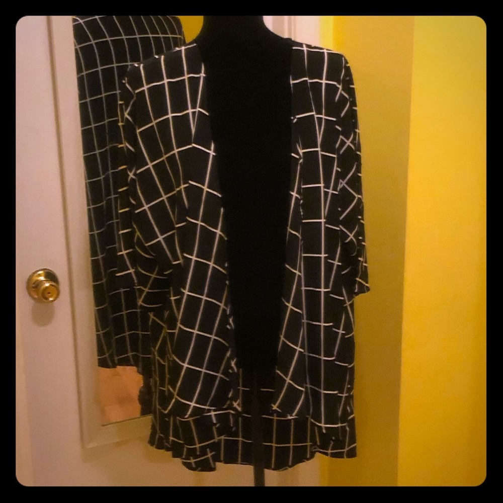 Lularoe Lindsey NWOT. Black and white